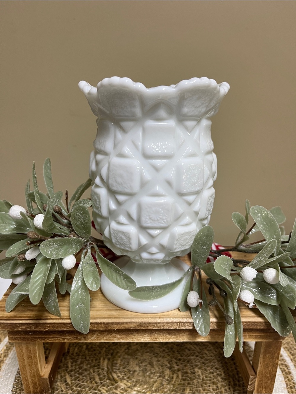 VTG Westmoreland white quilt pattern milk glass vase